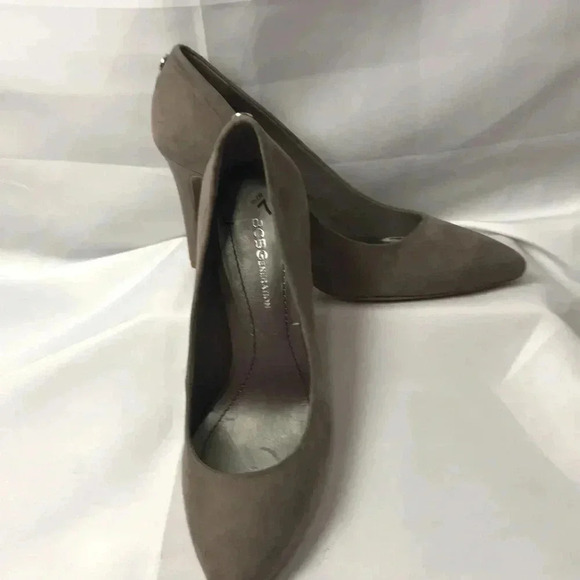 BCBGENERATION WO SZ 7 TAUPE SUEDE PUMPS 4” HEEL - Picture 9 of 13
